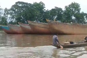 জেলা প্রশাসকের নিষেধাজ্ঞা অগ্রাহ্য করে সুরমায় বালু উত্তোলন : জনমনে ক্ষোভ