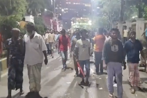 ৬ ঘন্টা পর সড়ক ছাড়লেন ব্যাটারিরিকশা শ্রমিকরা