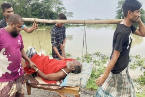 নামছে পানি, বাড়ছে দুর্ভোগ