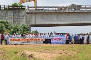যাদুকাটা নদীর সেতুর কাজ দ্রুত শেষের দাবিতে মানববন্ধন
