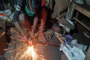 সিলেটে ব্যস্থতা বেড়েছে কামারপাড়ায়