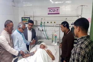 সড়ক দুর্ঘটনায় আহত পুলিশ কর্মকর্তাদের শয্যাপাশে শফিক চৌধুরী