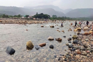 লুট হওয়া সাদা পাথর নিজ খরচে ফিরিয়ে দিতে আলটিমেটাম