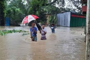 বন্যার মধ্যে ভারী বৃষ্টি, অব্যাহত বৃদ্ধি পাচ্ছে নদনদীর পানি