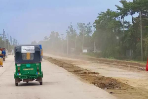 ধুলোর চাদরে থমকে আছে চার লেনের স্বপ্ন, নাজেহাল শান্তিগঞ্জের মানুষ ধুলোর চাদরে থমকে আছে চার লেনের স্বপ্ন, নাজেহাল শান্তিগঞ্জের মানুষ