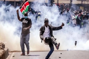 কর বৃদ্ধির প্রতিবাদে কেনিয়ার সংসদে আগুন, পুলিশের গুলিতে নিহত ১০