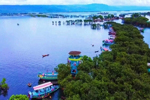 টাঙ্গুয়ার হাওরে হাউসবোটে পর্যটক হয়রানি