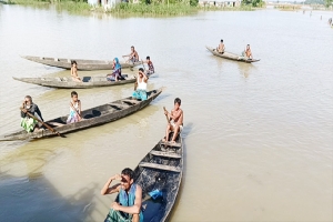 গলা পানি পেরিয়েও ত্রাণ সহায়তা মিলেনি