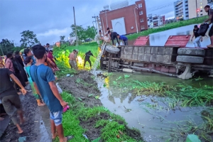 লালাবাজারে নিয়ন্ত্রণ হারিয়ে বাস পুকুরে