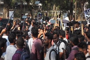 ভিউয়ের নেশায় বেপরোয়া ইউটিউবাররা, উদ্ধার কাজ-সংবাদ সংগ্রহে ঘটছে বিঘ্ন