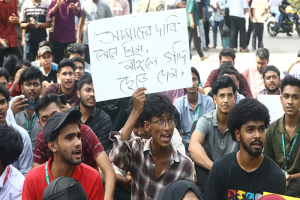 শিক্ষামন্ত্রীর পদত্যাগের দাবিতে শহীদ মিনারে শিক্ষার্থীদের অবস্থান কর্মসূচি