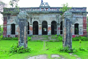 ধ্বংসস্তূপের পথে ঐতিহাসিক নিদর্শন 'পাইলগাঁও জমিদার বাড়ি'