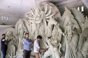 শারদীয় দুর্গাপূজা উপলক্ষে প্রতিমা তৈরিতে ব্যস্ত প্রতিমাশিল্পী