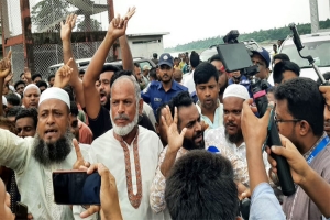 দুই উপদেষ্টার গাড়ি আটকে পাথর শ্রমিকদের বিক্ষোভ