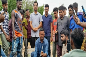 গোয়াইনঘাটে নির্গত গ্যাসের নমুনা সংগ্রহে বাপেক্সের প্রতিনিধি টিম