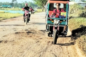 কমলগঞ্জ-আদমপুর সড়কের বেহাল অবস্থা