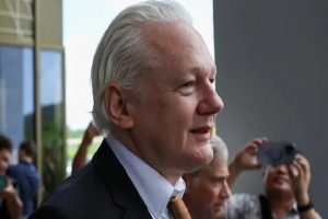 মার্কিন আদালতে দোষ স্বীকার করে দেশে ফিরলেন অ্যাসাঞ্জ