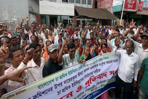 ইউনিয়নের নির্বাচনের দাবিতে মৌলভীবাজারে চা শ্রমিকদের মানববন্ধন