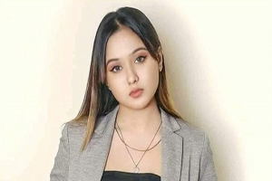 'রহম্যময় পোস্ট করে ভক্তদের আবারও চমকে দিলেন অভিনেত্রী চমক'