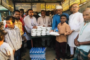 নাজিরবাজার ও রশিদপুরে মায়ের দোয়া ট্রাষ্ট ইউকের ইফতার বিতরণ