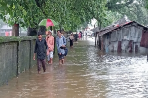 সুনামগঞ্জে পানি কমলেও কমেনি দুর্ভোগ