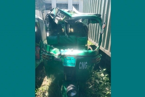 দক্ষিণ সুরমায় সিএনজিকে চাপা দিলো ট্রাক