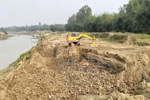 বাঁধের অক্ষত অংশের মাটি কেটে ভাঙা অংশ মেরামত