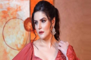 অদ্ভুত পোশাক পরতে হত, চুমু খেতে হত : জারিন