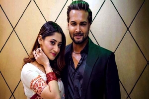 মায়ের জমানো টাকা ও গাড়ি বেচে সিনেমা, হল না পেয়ে কাঁদলেন নায়ক