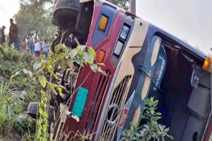 সিলেট-সুনামগঞ্জ মহাসড়কে নিয়ন্ত্রণ হারিয়ে বাস খাদে