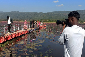ক্যামেরার শাটারে বদলে গেছে ৭০ তরুণের জীবন
