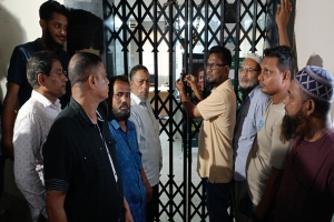 টাকা তুলতে না পেরে ন্যাশনাল ব্যাংকে তালা দিলেন গ্রাহকরা