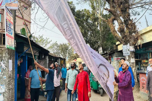 বিজয়ী হয়ে নির্বাচনি ব্যানার-ফেস্টুন অপসারণ করলেন বিএনপির মুজিবুর রহমান