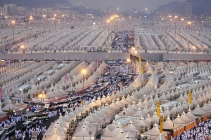 পবিত্র হজের আনুষ্ঠা‌নিকতা শুরু, মিনার বিস্তৃর্ণ প্রান্তরে হাজিরা