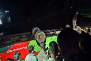 সুনামগঞ্জে বাস খাদে পড়ে নারী যাত্রী নিহত, আহত ২০ সুনামগঞ্জে বাস খাদে পড়ে নারী যাত্রী নিহত, আহত ২০