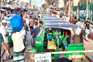 নগরীর ফুটপাত সিএনজি অটোরিক্সা স্ট্যান্ড ও হকারদের দখলে