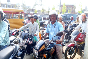 জ্বালানি তেলের দাম বাড়ার গুজবে সিলেটে পাম্পে ক্রেতাদের হুমড়ি জ্বালানি তেলের দাম বাড়ার গুজবে সিলেটে পাম্পে ক্রেতাদের হুমড়ি