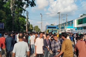 সিলেটের শিক্ষা বোর্ড ঘেরাও রাস্তা বন্ধ করে আন্দোলন শিক্ষার্থীদের