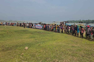 সুনামগঞ্জের যাদুকাটায় শ্রমিকদের হয়রানির প্রতিবাদে মানববন্ধন
