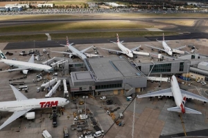 সাবস্টেশনে অগ্নিকাণ্ডে বিদ্যুৎ বিভ্রাটে হিথ্রো বিমানবন্দর বন্ধ