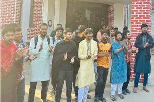 শাকসু নির্বাচন স্থগিত চেয়ে রিট, প্রতিবাদে শিক্ষার্থীদের বিক্ষোভ