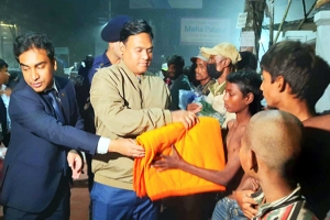 গভীর রাতে শীতার্তদের পাশে জেলা প্রশাসক