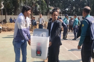 কেন্দ্রে কেন্দ্র যাচ্ছে ভোটের সরঞ্জাম