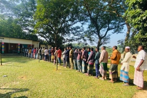 দুপুরের পর থেকে ভোটারদের উপস্থিতি ছিল লক্ষণীয়