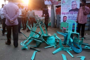 প্রতিমন্ত্রী শফিক চৌধুরীর সংবর্ধনা অনুষ্ঠানে চেয়ার ভাংচুর