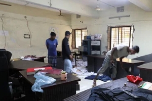 নগরজুড়ে আওয়ামী লীগের নেতাদের বাড়িঘর-ব্যবসা প্রতিষ্ঠান ও থানায় হামলা