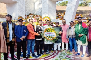 বিজয় দিবসে শহীদ মিনারে অনলাইন প্রেসক্লাবের শ্রদ্ধা নিবেদন