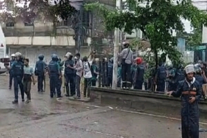 আখালিয়ায় শিক্ষার্থীদের সাথে পুলিশের ধাওয়া-পাল্টা ধাওয়া