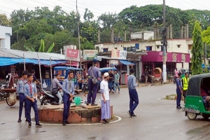 মৌলভীবাজারে স্বাভাবিক হচ্ছে জীবনযাত্রা