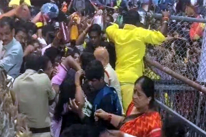 ভারতের অন্ধ্রপ্রদেশে মন্দিরে পদদলিত হয়ে বহু মৃত্যু